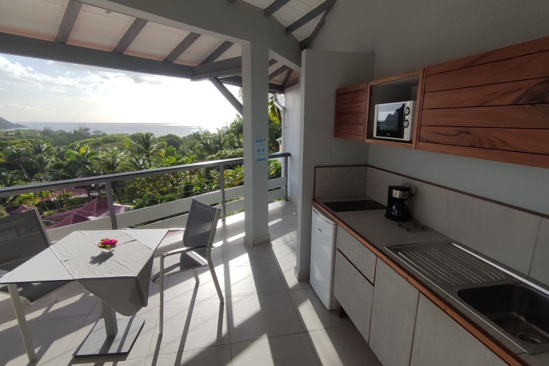 Privilège Vue Mer formule hôtel - La terrasse avec la cuisine et une vue sur la mer